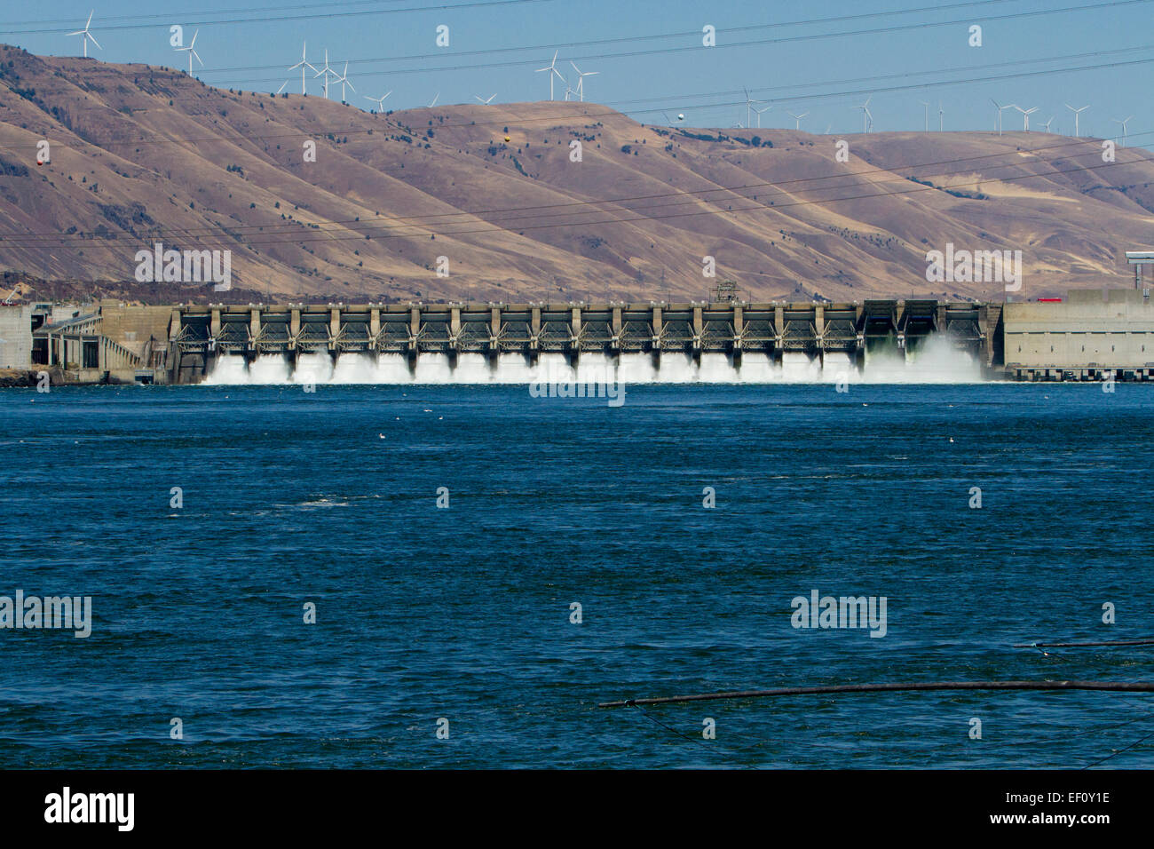 Anzeigen von John Day-Staudamm eine konkrete Gewichtsstaumauer der Lauf des Flusses entlang des Columbia River im Sherman County, Oregon Stockfoto