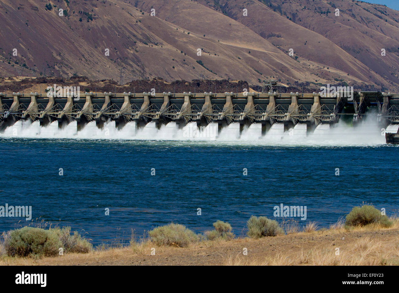 Nahaufnahme des John Day Dam dam eine konkrete Schwerkraft laufen-von-der-River entlang des Columbia-Flusses im Sherman County, Oregon Stockfoto