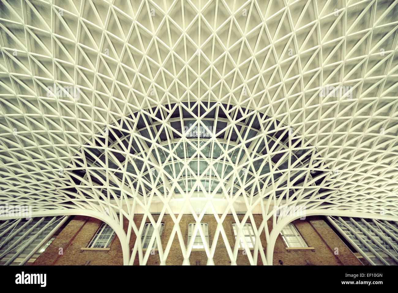 LONDON, UK - 27. September: Kings Cross Bahnhof Station innen am 27. September 2013 in London, Vereinigtes Königreich. Im Jahre 1852 ist, der südliche Terminus von der East Coast Main Line. Stockfoto