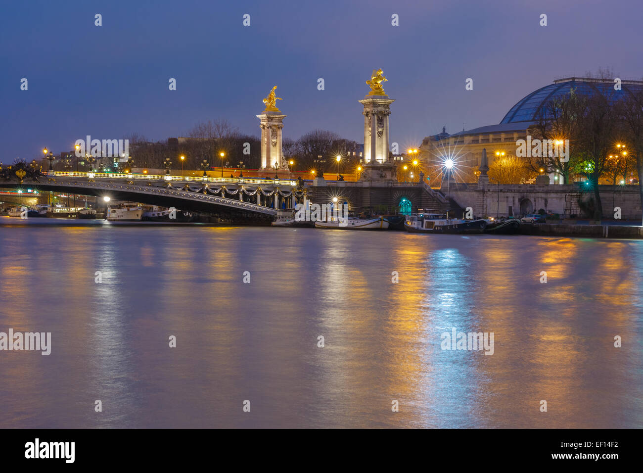 Pont Alexandre III oder Alexander III Brücke bei Nachtbeleuchtung in Paris, Frankreich Stockfoto