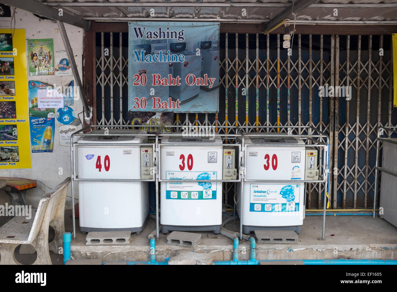 Öffentliche Waschmaschinen bei Streetside Waschsalon Kanchanaburi Thailand Stockfoto