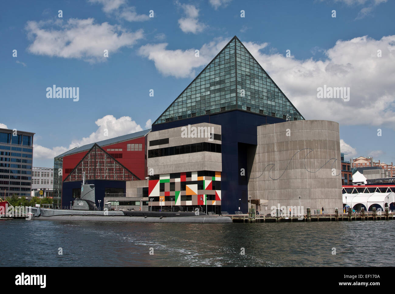 Baltimore, Maryland, das National Aquarium in Baltimore und das Museumsschiff uss torsk des historischen Schiffen in Baltimore. Stockfoto