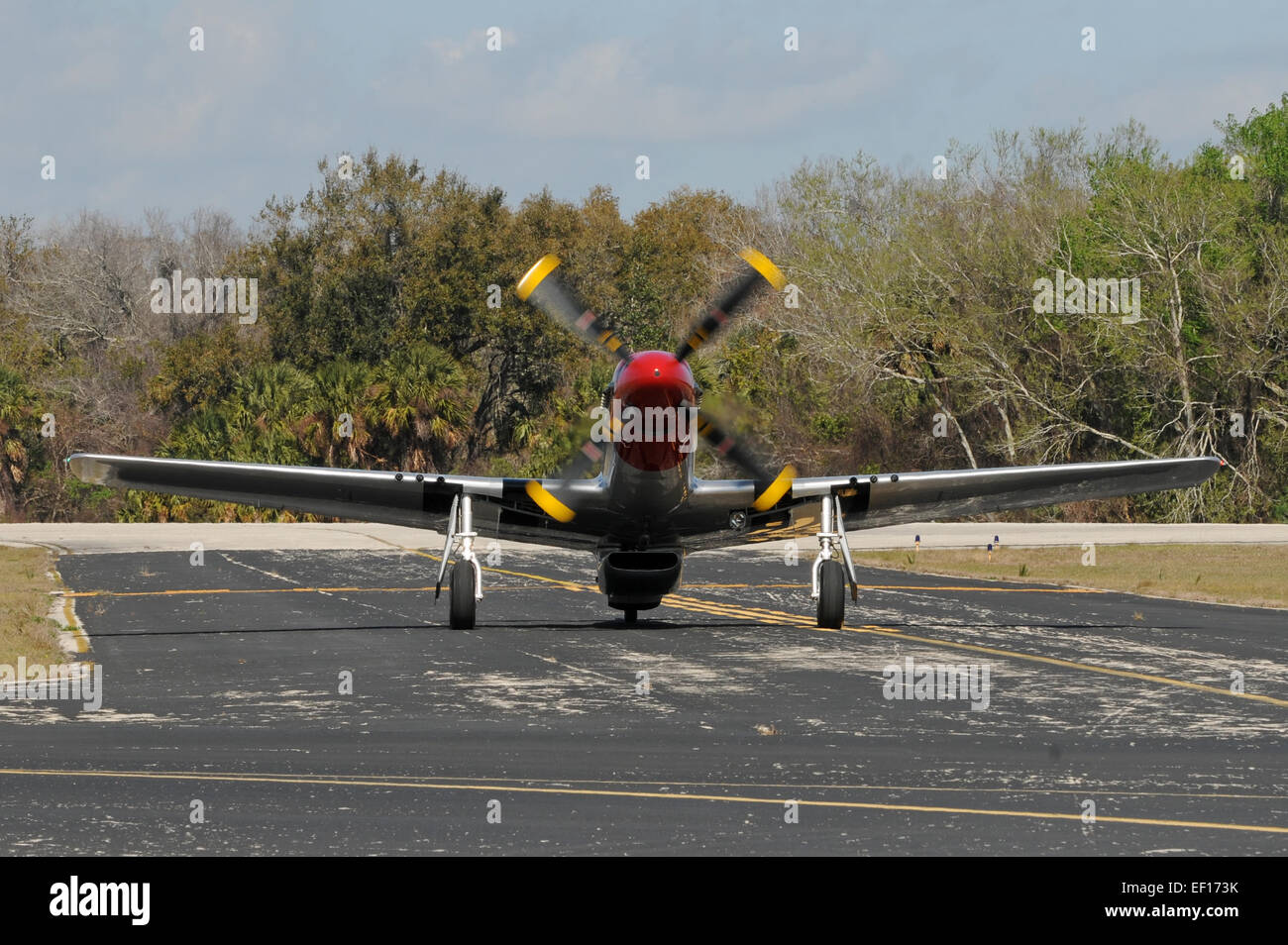 Zweiter Weltkrieg Ära Jagdflugzeug des Rollens am Boden p-51 Mustang Stockfoto