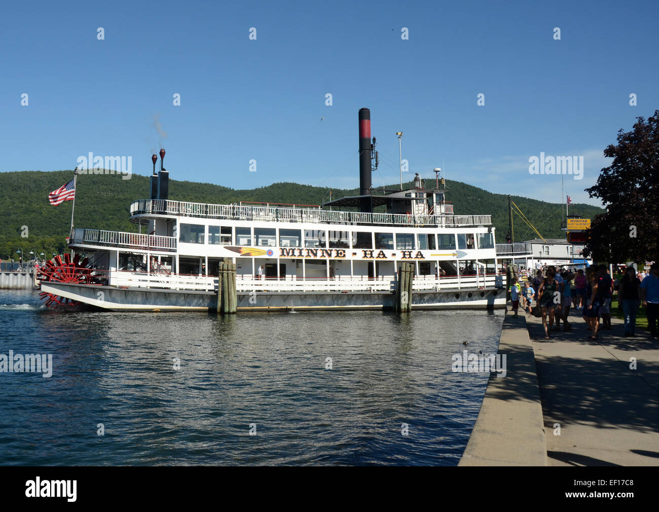 Lake George, NY - 7. August 2012: Touristen genießen Sie eine Fahrt auf Lake George in Upstate New York an einem sonnigen Tag Stockfoto
