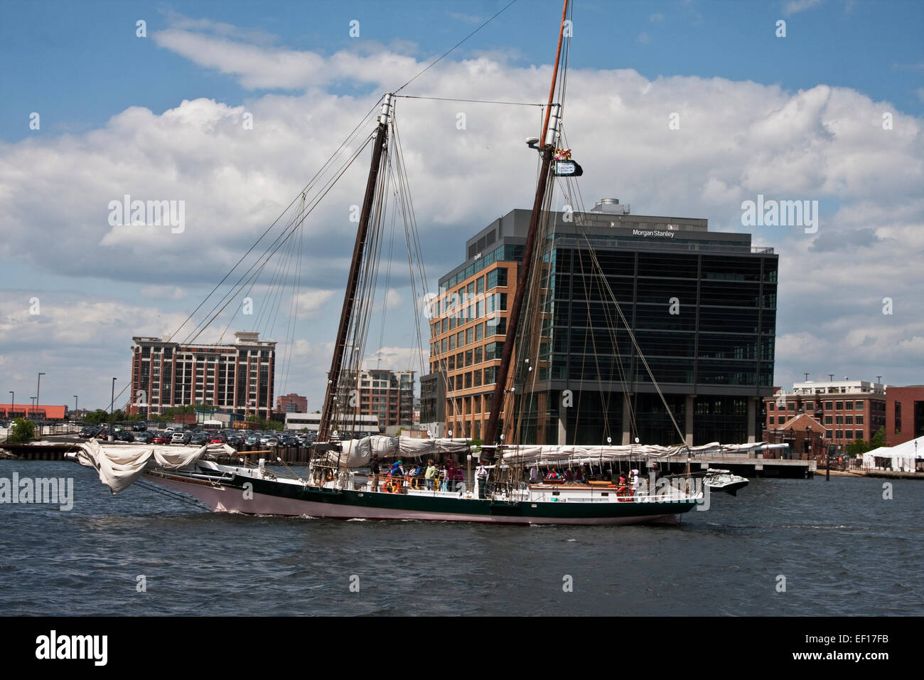 Baltimore, Maryland, die Segeln Schaluppe lady Maryland in Baltimore Harbor unter Strom mit Segel aufgerollt. Stockfoto