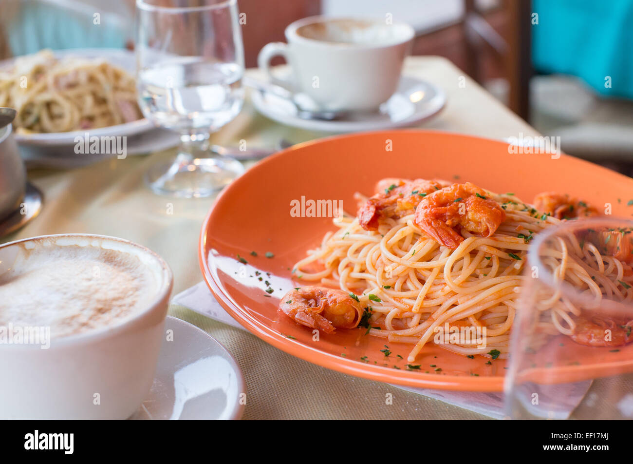Italienische Bandnudeln und Spaghetti mit Käse im Gourmet-restaurant ...
