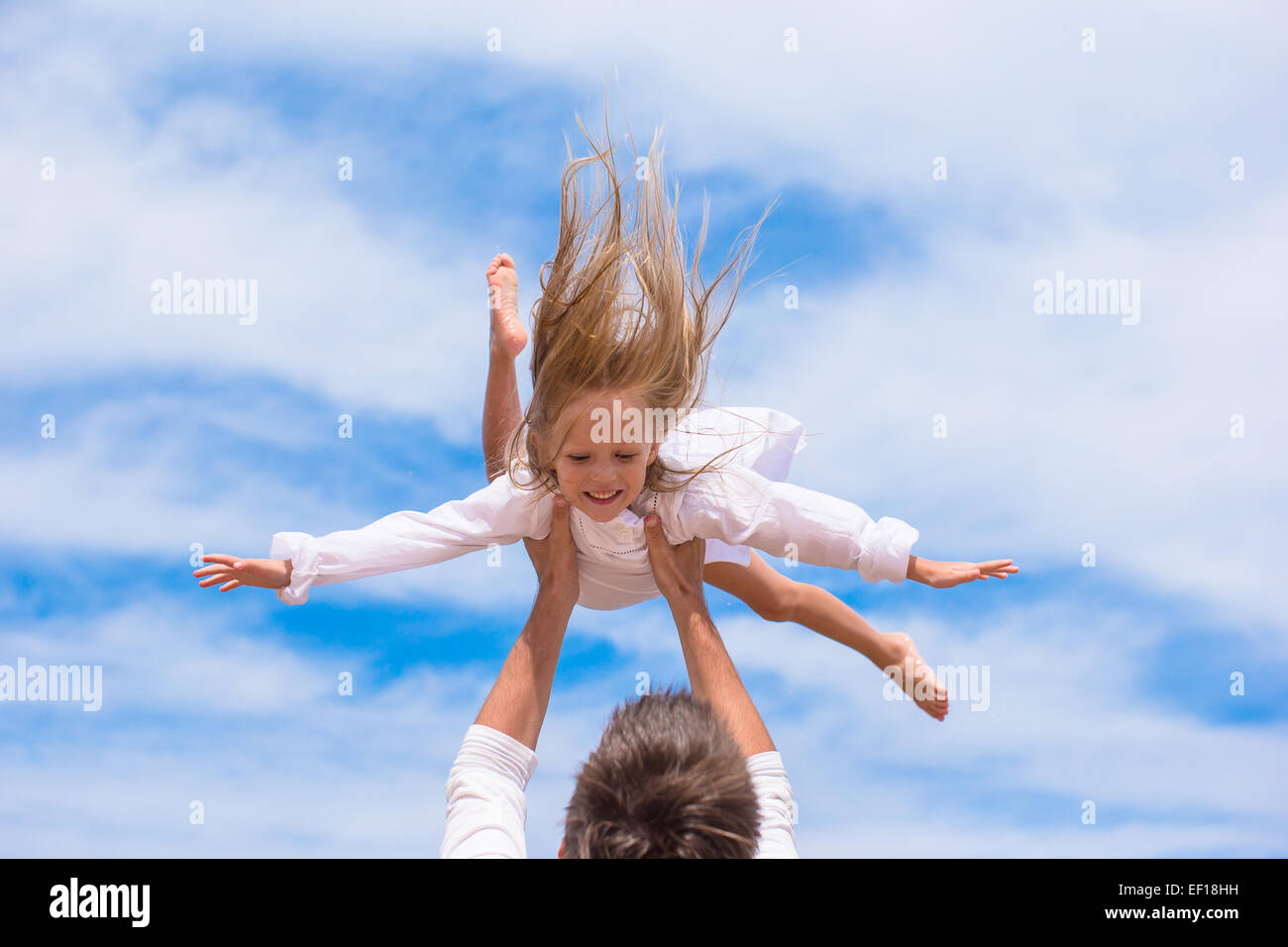 Glücklicher Vater und niedlichen kleinen Tochter viel Spaß im Urlaub am Strand Stockfotografie
