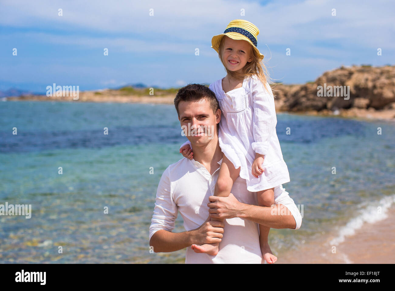 Glücklicher Vater und niedlichen kleinen Tochter viel Spaß im Urlaub am Strand Stockfotografie