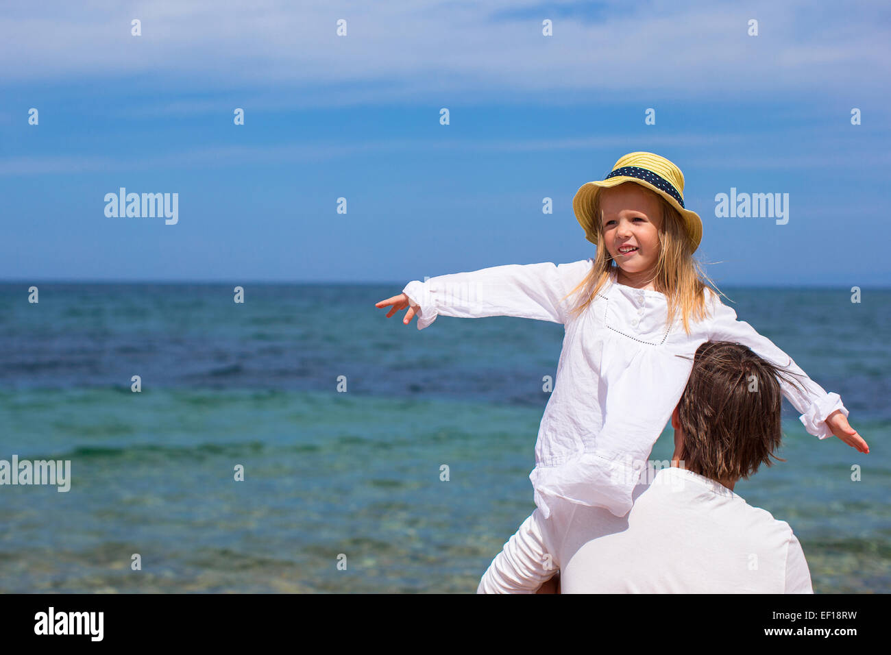 Glücklicher Vater und niedlichen kleinen Tochter viel Spaß im Urlaub am Strand Stockfotografie