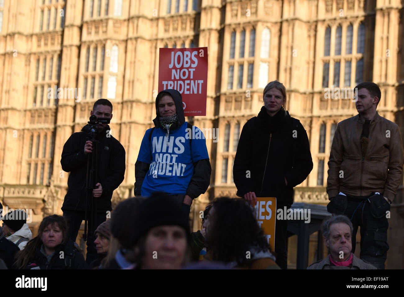 London, UK. 24. Januar 2015.  London zu besetzen haben ein Massenprotest verlangen, dass die Regierung nach den Parlamentswahlen 2015 Trident Schrott organisiert. Demonstranten halten Plakate, die zu lesen: "Arbeitsplätze nicht Trident" senden eine klare Botschaft an MPs: Trident verschrottet werden muss, nicht vor dem House of Parliament in London ersetzt. Bildnachweis: Siehe Li/Alamy Live News Stockfoto