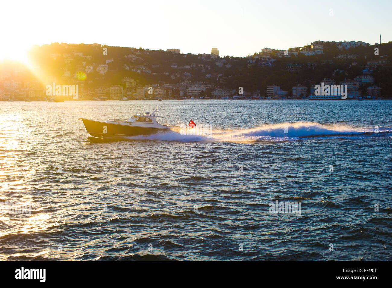 Kleines Schiff im Bosporus Meerenge Stockfoto