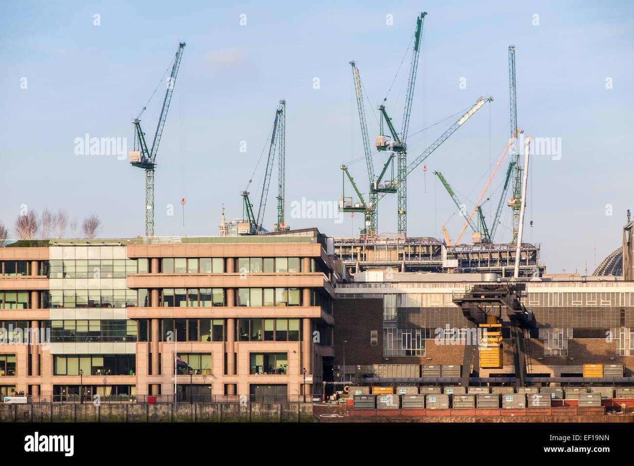 Gewerbliche Immobilien und neue developmen: Stanhope Turmdrehkrane auf die Londoner Skyline auf dem Bloomberg Ort Baustelle in der City of London, EC4 Stockfoto