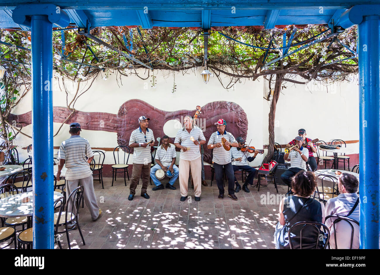 Typische Kubanische siebenköpfige Band spielen in einem Restaurant Musizieren und Singen für die Unterhaltung der Touristen in Trinidad, Kuba Stockfoto