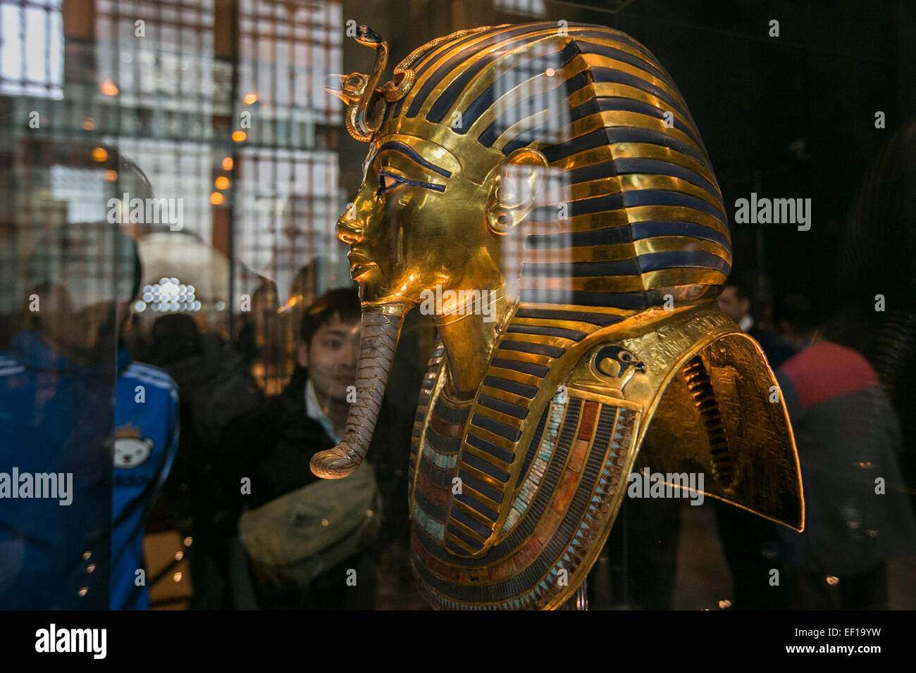 Kairo, Ägypten. 24. Januar 2015. Touristen sehen die Tutanchamun-Maske im ägyptischen Museum, Kairo, Ägypten, am 24. Januar 2015. Ägyptischen Ministerium für Altertümer hielt eine Pressekonferenz am Samstag als Reaktion auf die jüngsten Nachrichten über den Schaden und die Wiederherstellung der Bestattung Maske des ägyptischen Pharaos Tutankhamun. © Cui Xinyu/Xinhua/Alamy Live-Nachrichten Stockfoto