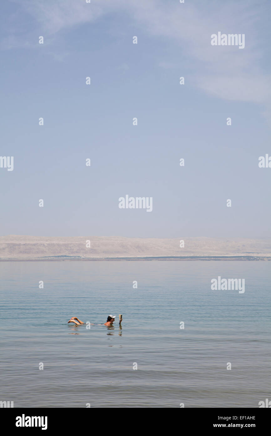 Entspannung im Toten Meer. Stockfoto