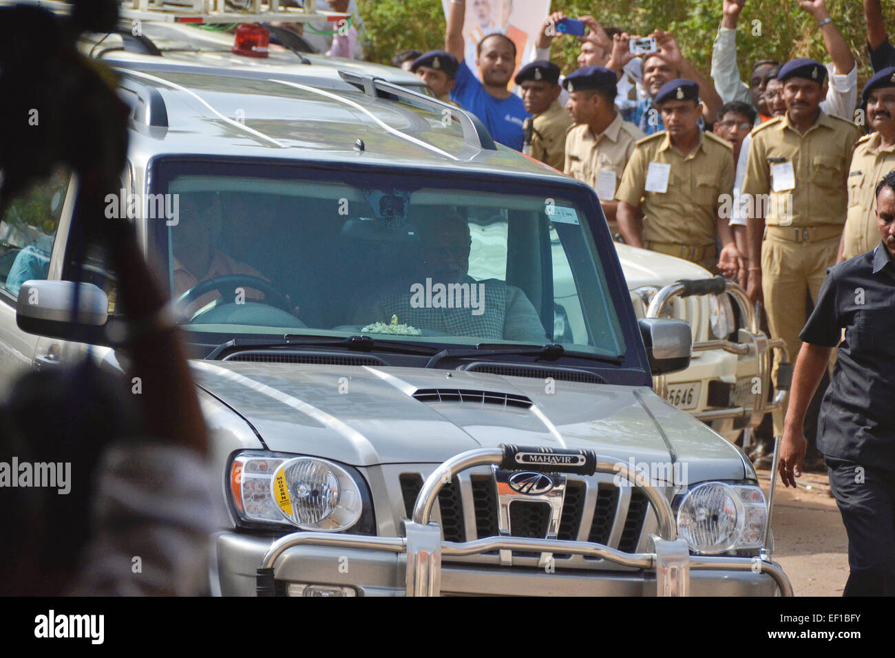 GANDHINAGAR, GUJARAT/Indien - Mai Freitag 16. 2014: Gujarat Chief Minister und Premierminister Kandidat Narandra Modi zeigt Sieg unterzeichnen nach Wahl am 16. Mai in Gandhinagar, Gujarat zu gewinnen. Stockfoto