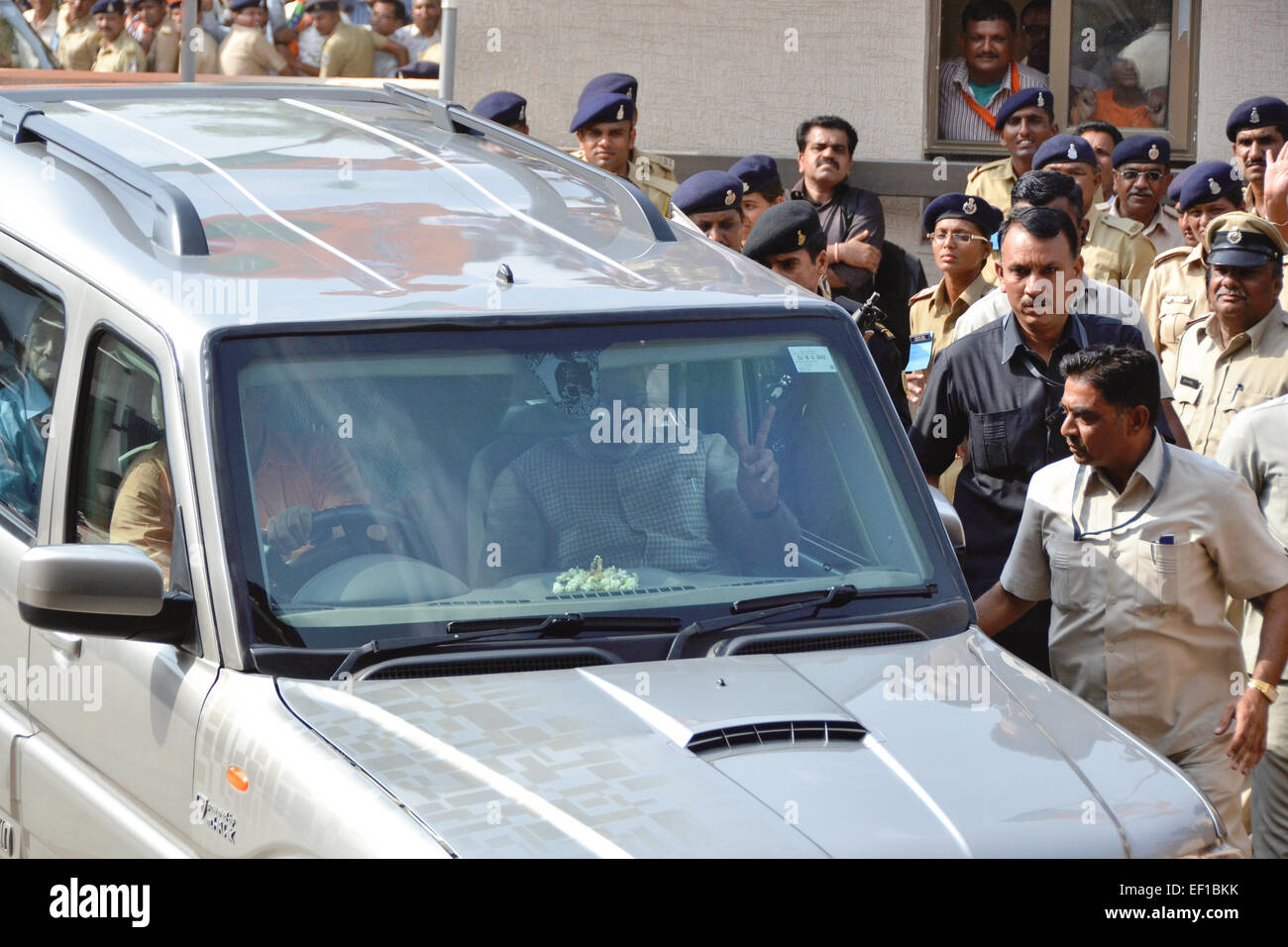 GANDHINAGAR, GUJARAT/Indien - Mai Freitag 16. 2014: Gujarat Chief Minister und Premierminister Kandidat Narandra Modi zeigt Sieg unterzeichnen nach Wahl am 16. Mai in Gandhinagar, Gujarat zu gewinnen. Stockfoto