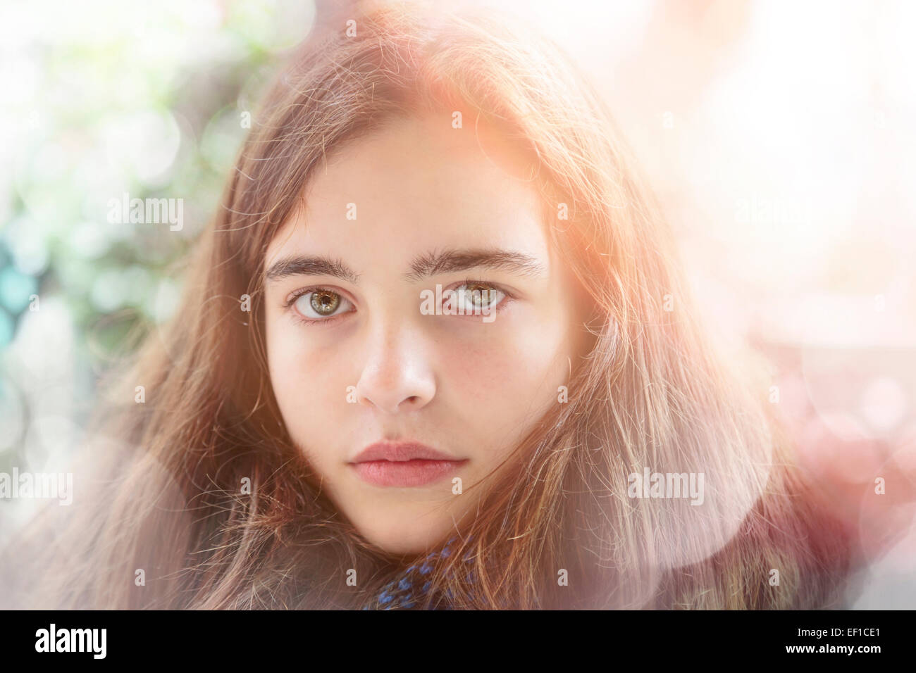 Porträt eines Mädchens mit Lichtleck und bokeh Stockfoto