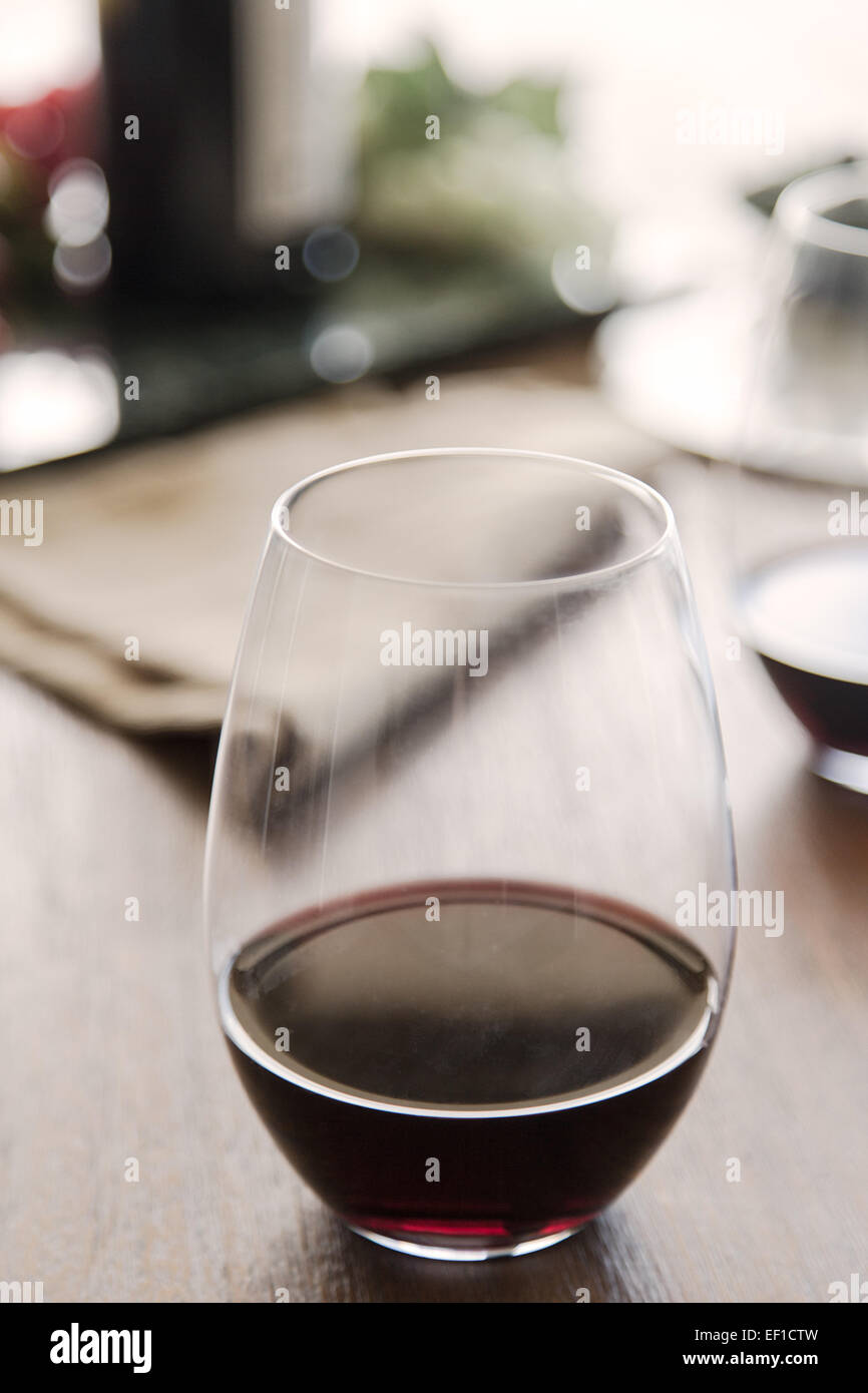 Glas Wein im Vordergrund - Stemless Glas auf dem Tisch Stockfoto