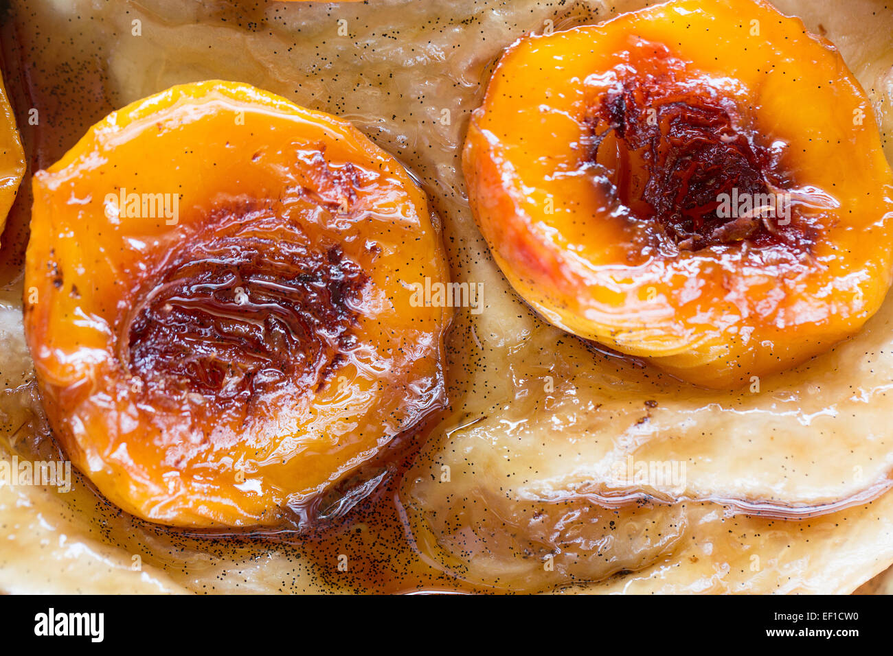 Zwei Pfirsiche auf eine Tarte Tatin Stockfoto