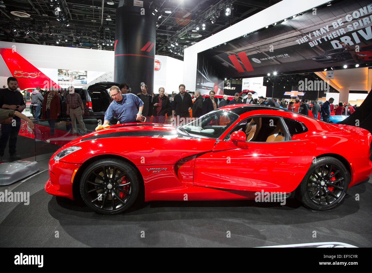 Detroit, Michigan - ein Arbeiter poliert Dodge Viper GT auf der North American International Auto Show. Stockfoto