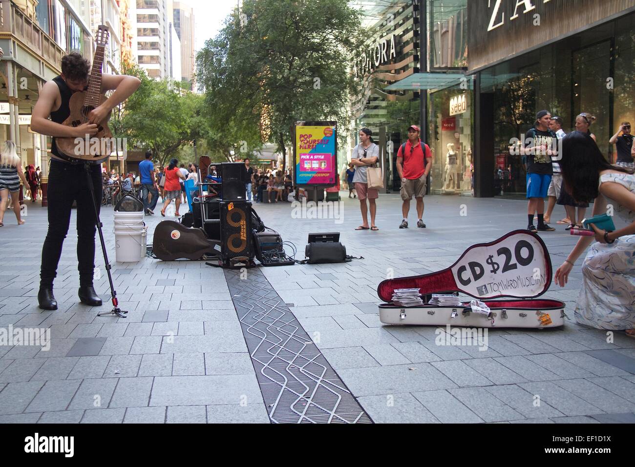 Sydney, Australien. 24. Januar 2015. Klassischer Gitarrist Tom Ward Schnallen in der Pitt Street Mall, Sydney. Bildnachweis: Copyright Credit: Richard Milnes / Alamy Live News Stockfoto