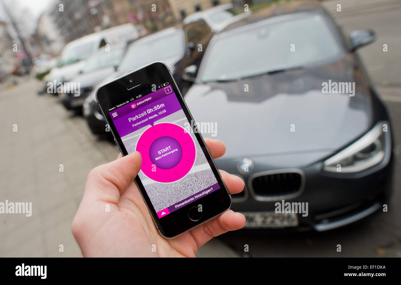 ILLUSTRATION - ist eine Smartphone mit der App "Easypark" vor Parkplätze in Hannover, 22. Januar 2015 statt. Die App hilft buchen und bezahlen Sie Parkplätze. Viele Städte in Niedersachsen machen Millionen von Parkplatz kostenpflichtig. In Hannovers Innenstadt, Autobesitzer bezahlt 6, 2 Millionen Euro im Jahr 2014 parken. Foto: Julian Stratenschulte/dpa Stockfoto