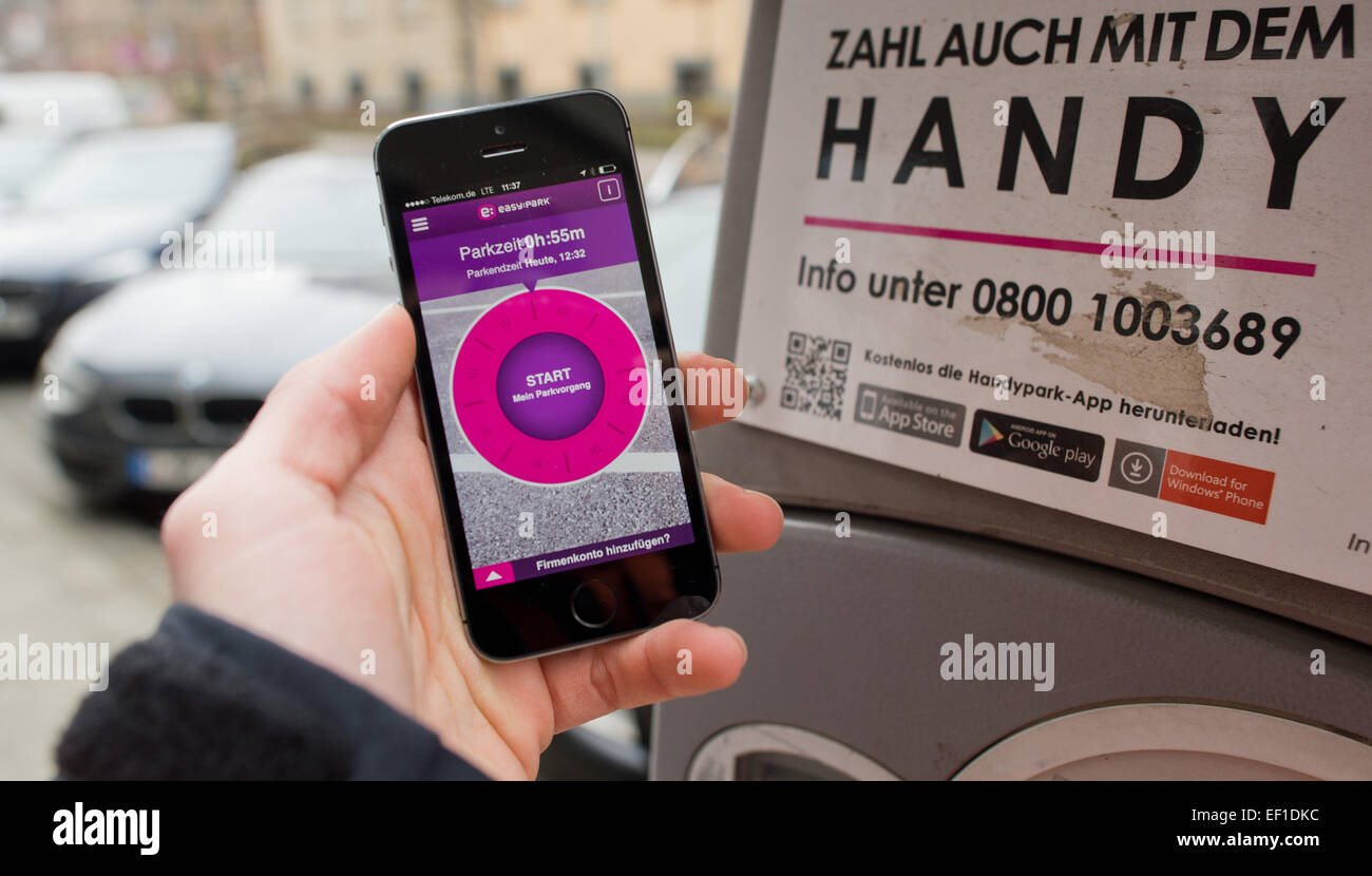 ILLUSTRATION - ist eine Smartphone mit der App "Easypark" vor Parkplätze in Hannover, 22. Januar 2015 statt. Die App hilft buchen und bezahlen Sie Parkplätze. Viele Städte in Niedersachsen machen Millionen von Parkplatz kostenpflichtig. In Hannovers Innenstadt, Autobesitzer bezahlt 6, 2 Millionen Euro im Jahr 2014 parken. Foto: Julian Stratenschulte/dpa Stockfoto