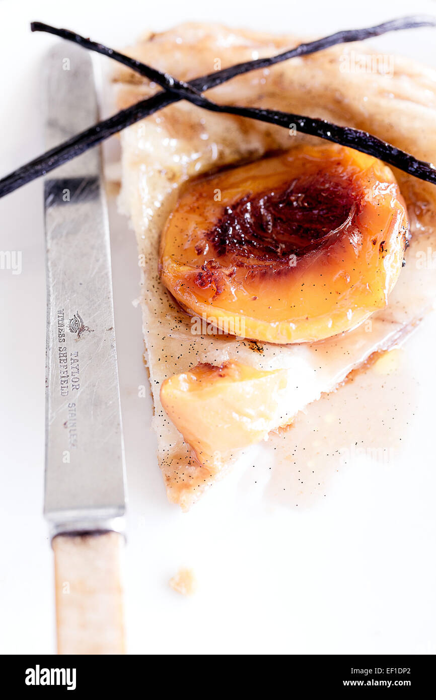 Eine Scheibe der Pfirsich Tarte tatin Stockfoto