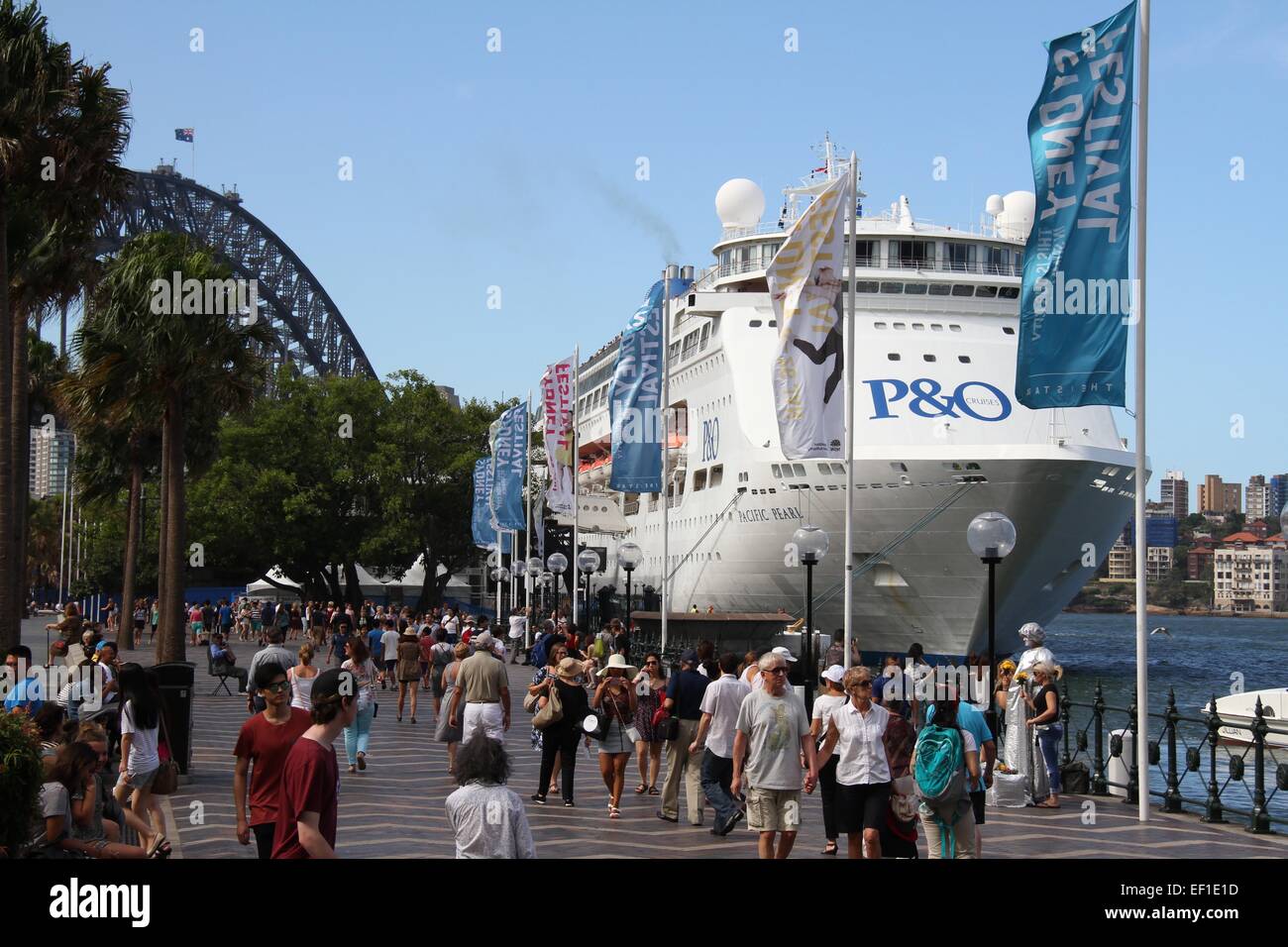 Die P & O Pacific Pearl Kreuzfahrtschiff vor Anker auf der Overseas Passenger Terminal in The