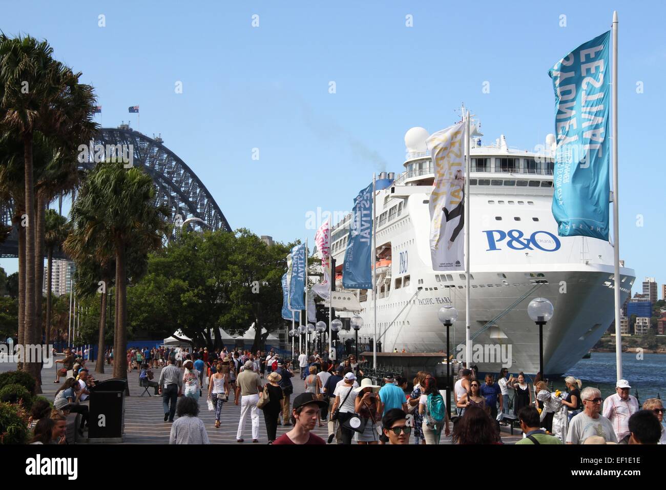 Die P & O Pacific Pearl Kreuzfahrtschiff vor Anker auf der Overseas Passenger Terminal in The