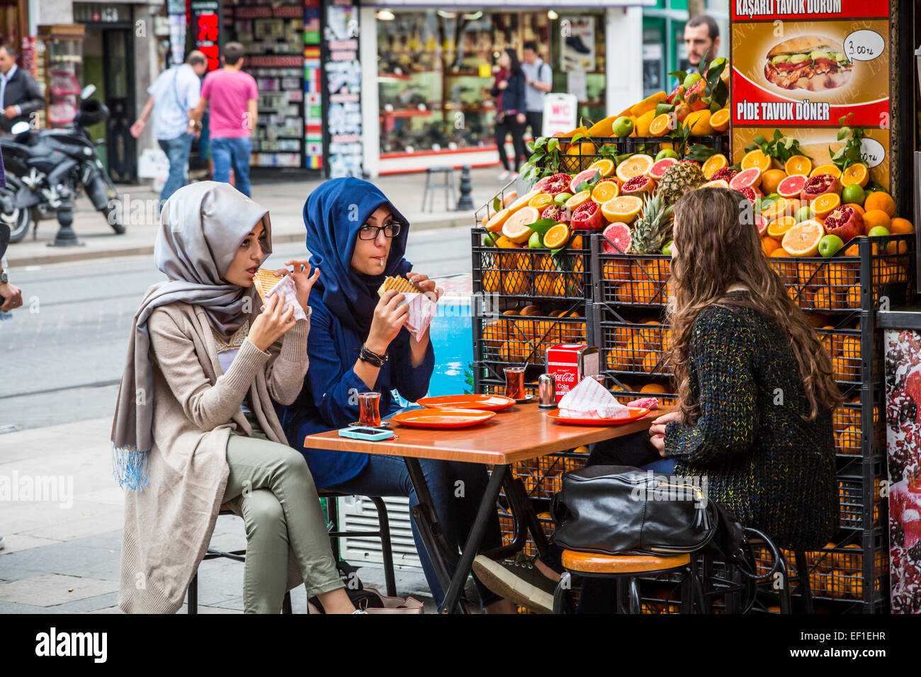 Drei junge Mädchen Essen in einem Felafal und Humus im Freien Fast-Food-Restaurant in Sultanahmet, Istanbul, Türkei, Eurasien. Stockfoto