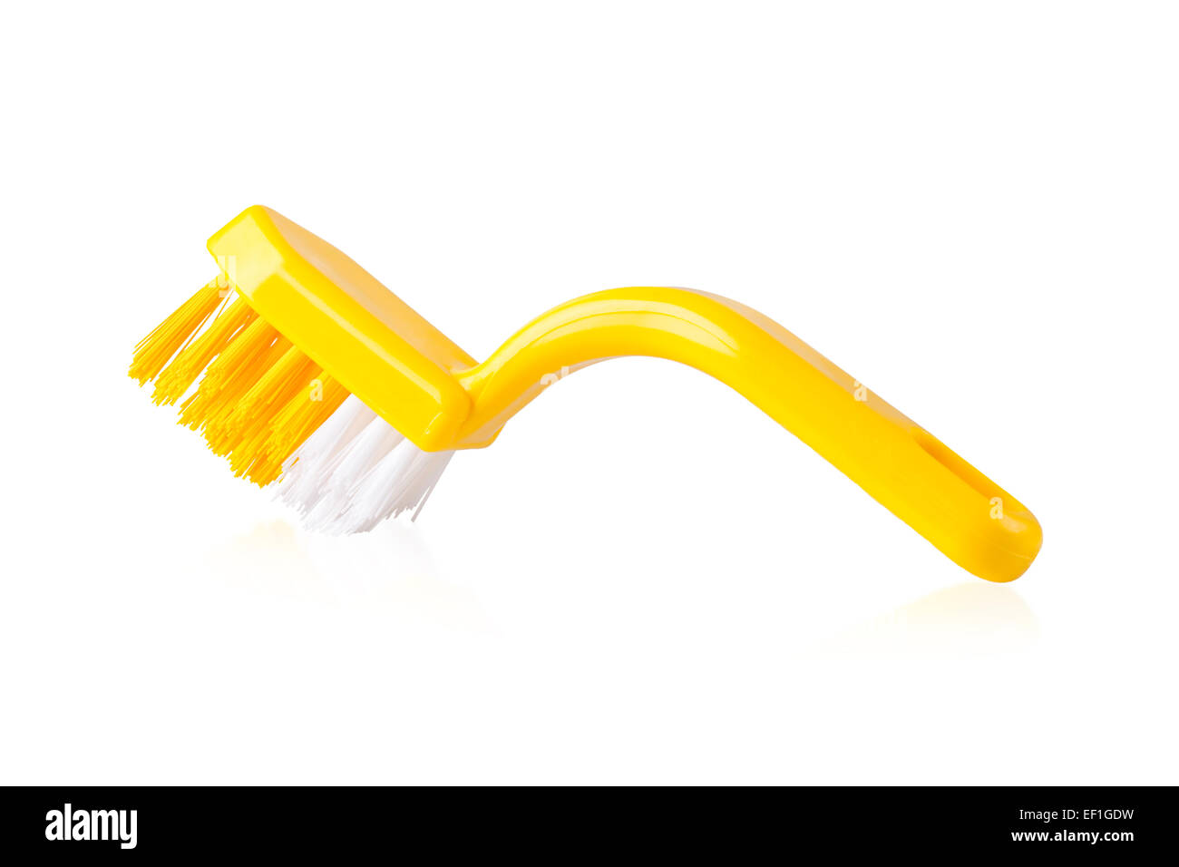 Gelber Kunststoff Reinigungsbürste auf weißem Hintergrund Stockfoto
