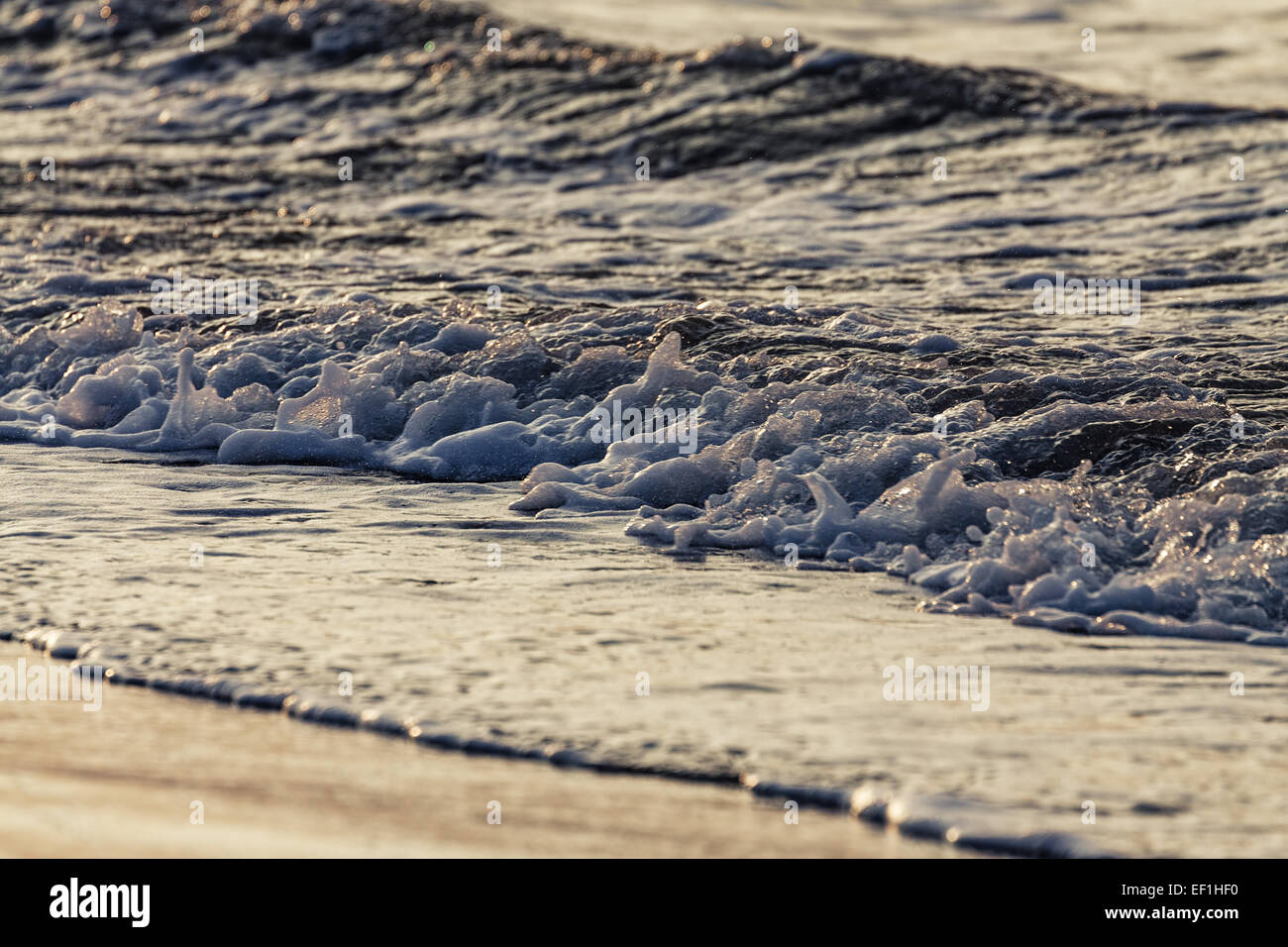 Wellen am Ufer der Ostsee. Stockfoto