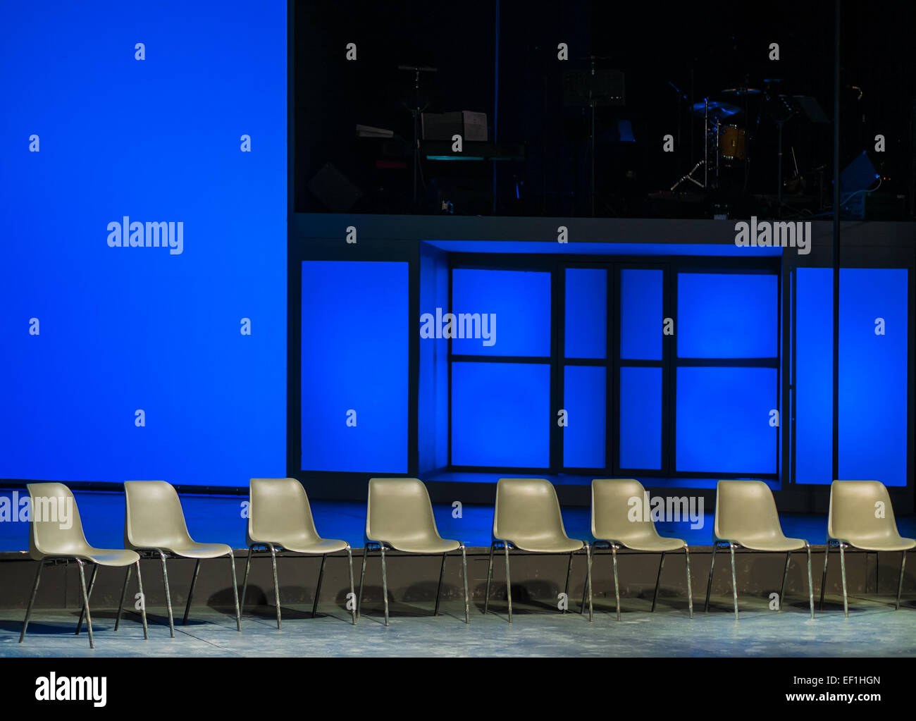 Stühle auf einer Bühne. Stockfoto