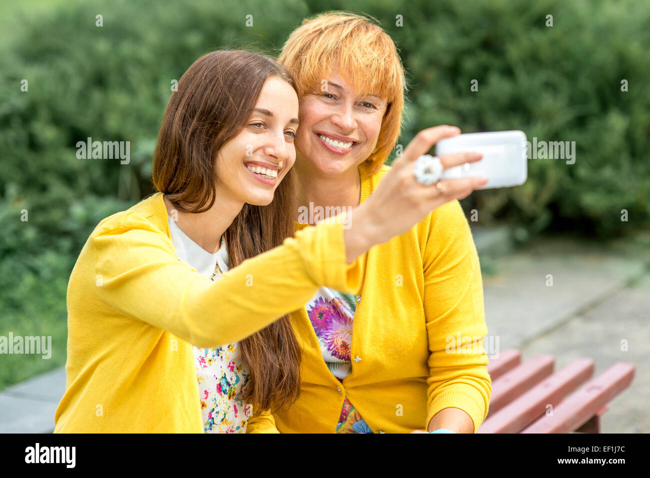 Mutter mit ihrer Tochter Selfie Aufnahme im park Stockfoto