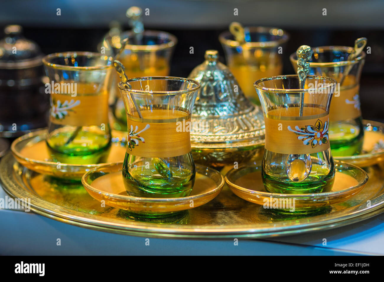 Teetassen auf einem Basar in Istanbul (Türkei) Stockfoto