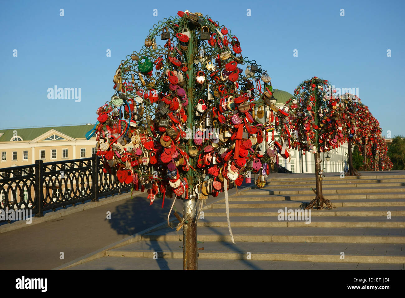 Neu Hochzeit Tag Tradition um Schloss an einem Baum befestigen auf der Brücke, Luschkow, Moskau, Russland Stockfoto