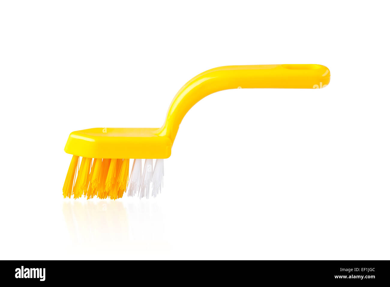 Gelber Kunststoff Reinigungsbürste auf weißem Hintergrund Stockfoto
