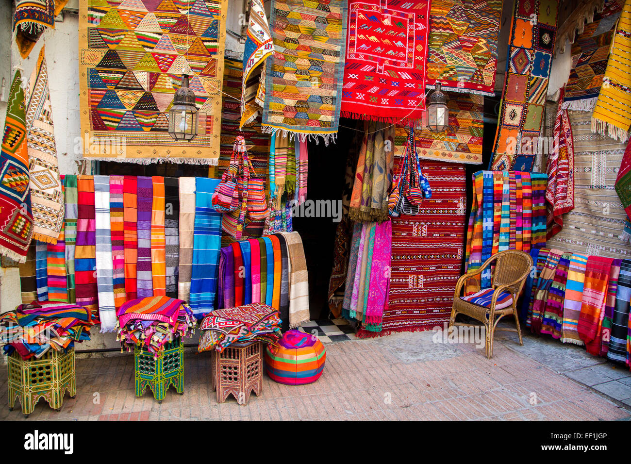 Bunte Stoffe auf dem Markt von Agadir in Marokko Stockfoto