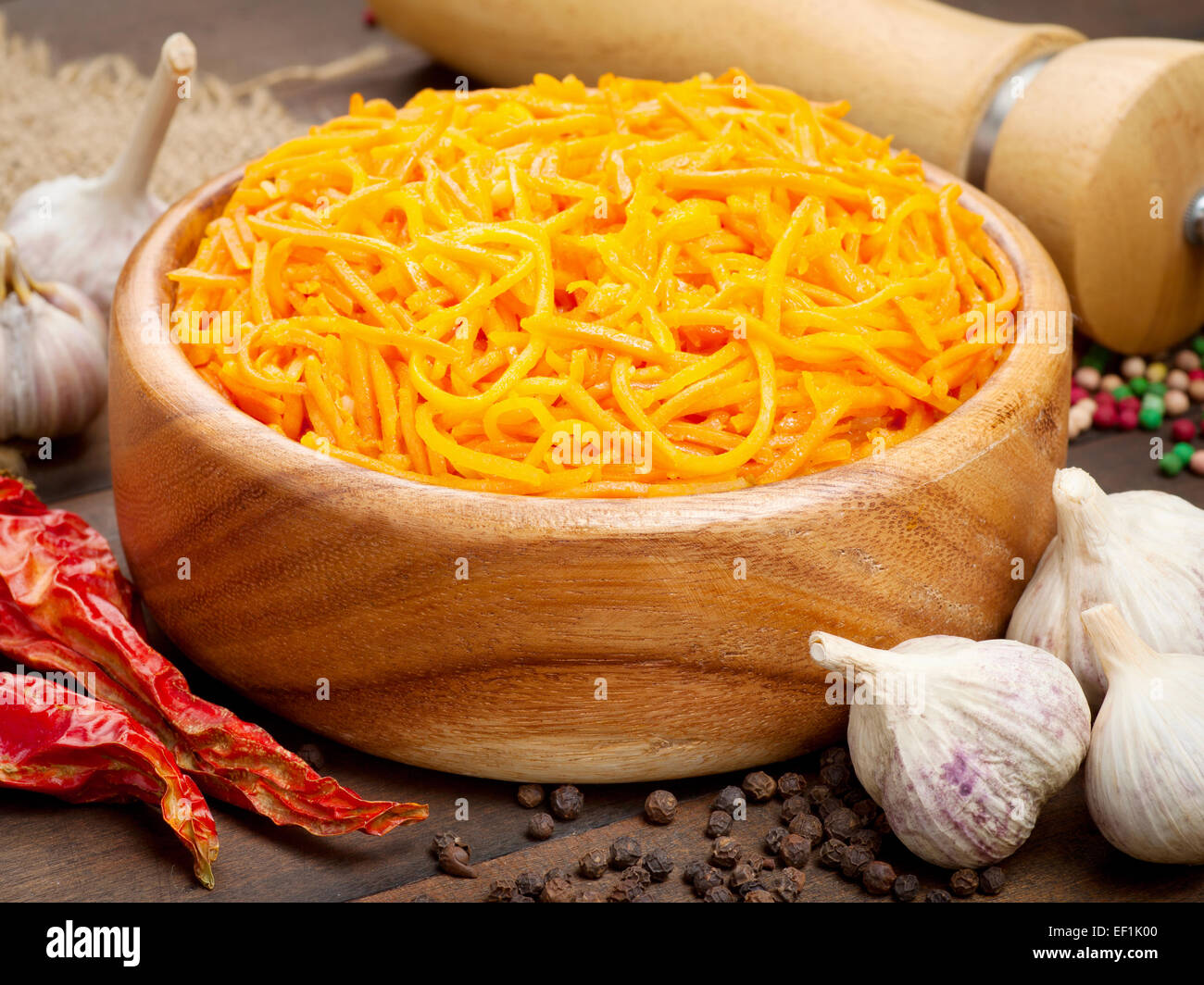 Karotten in Julienne, schneiden Salat in Holzschale Stockfoto