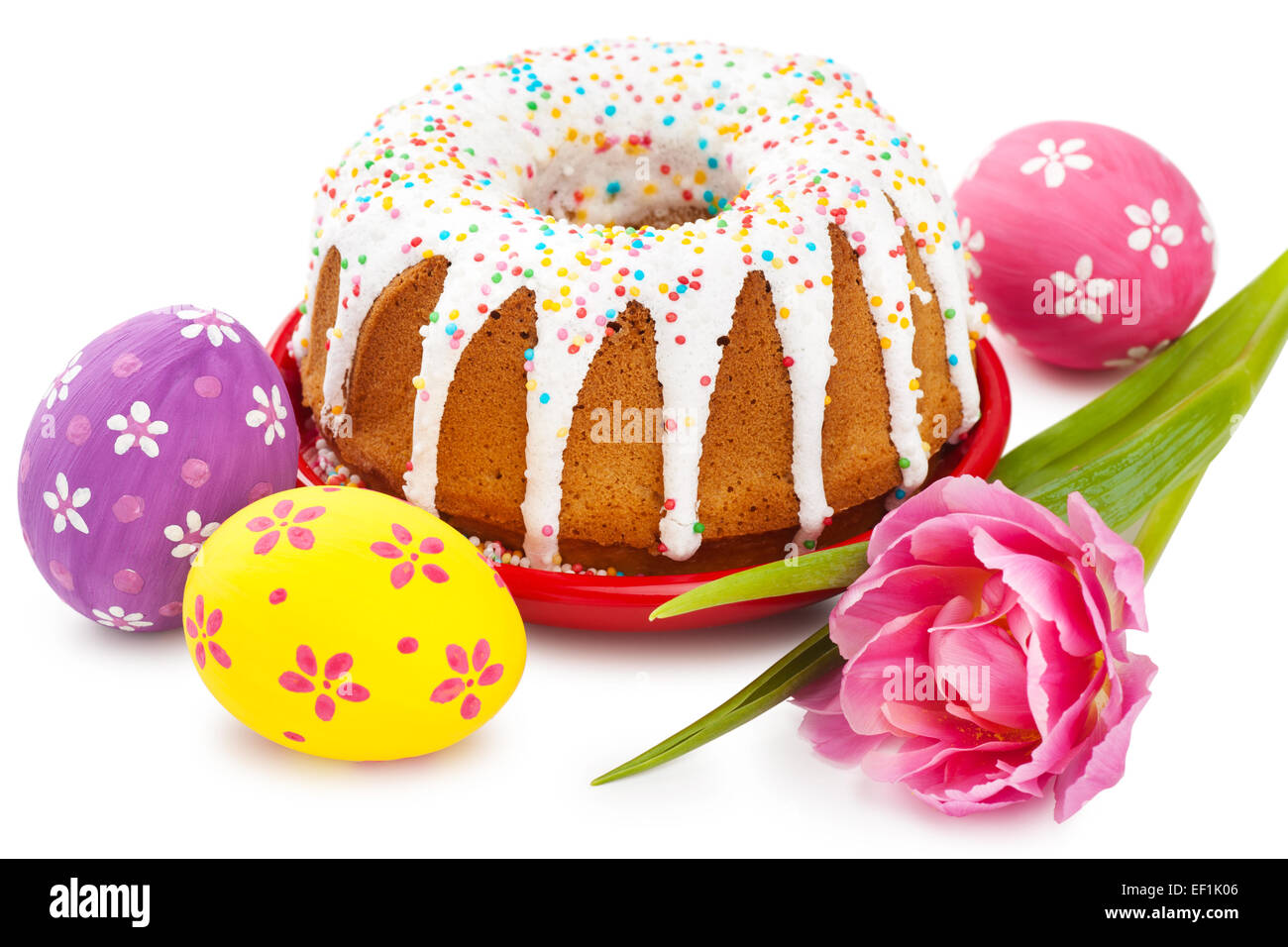 Osterkuchen, Tulpe und bunten Eiern auf weiß Stockfoto