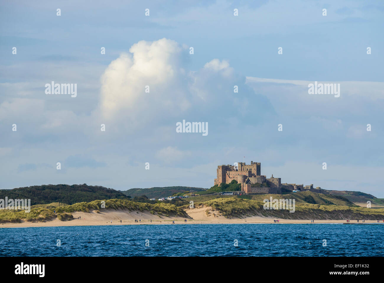 Bamburgh Castle, von Bootsfahrt rund um die Farne Islands, Northumberland, England Stockfoto