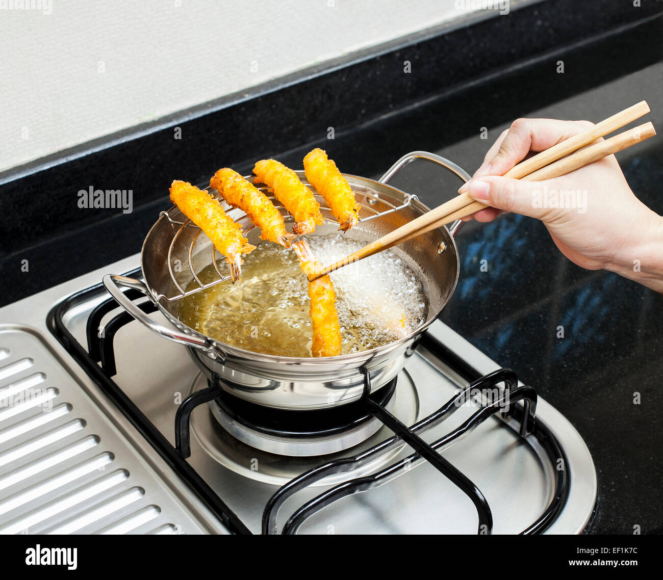 Pfanne mit kochendem Öl mit Garnelen Stockfoto