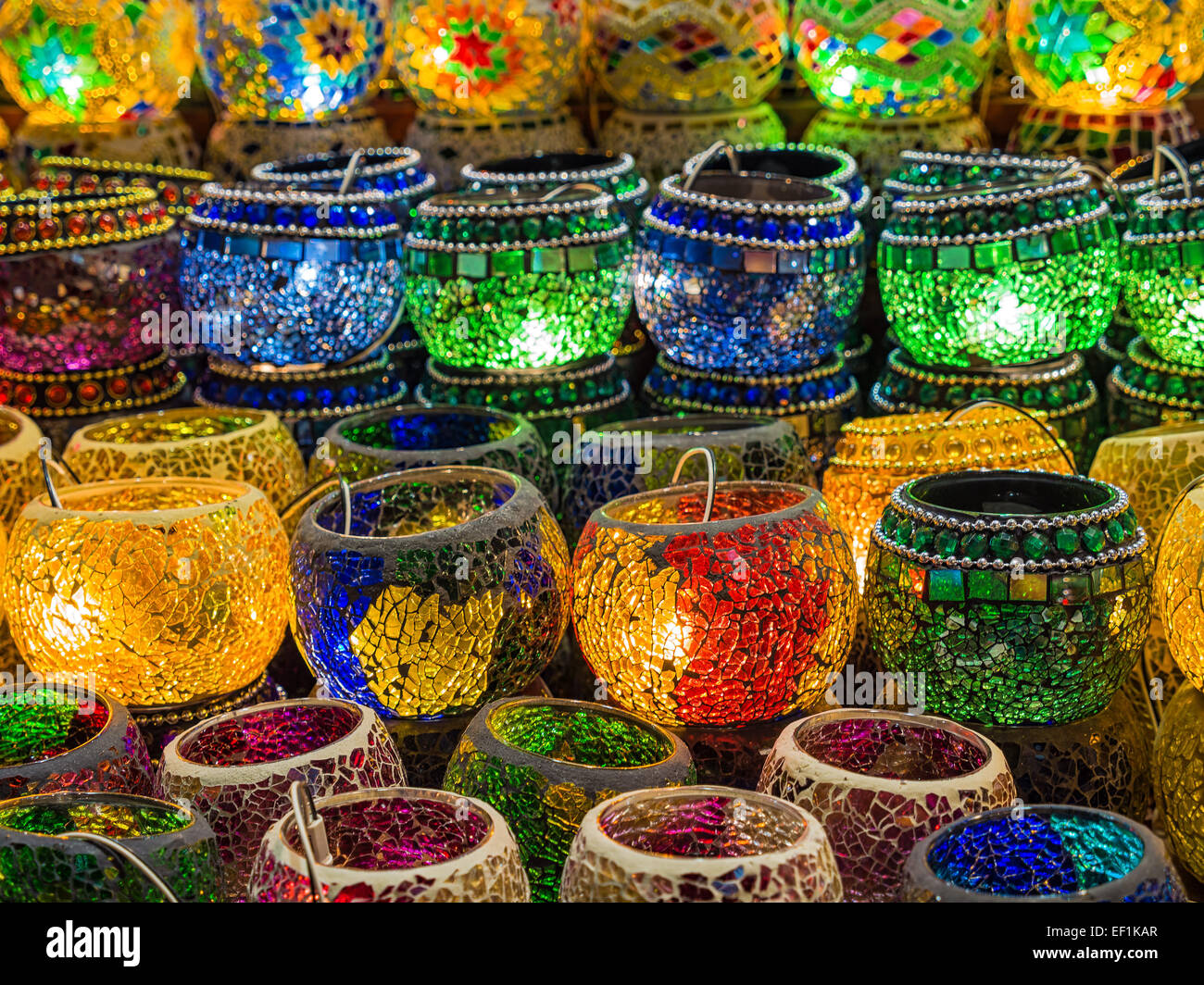 Teelichter auf einem Basar in Istanbul (Türkei) Stockfoto
