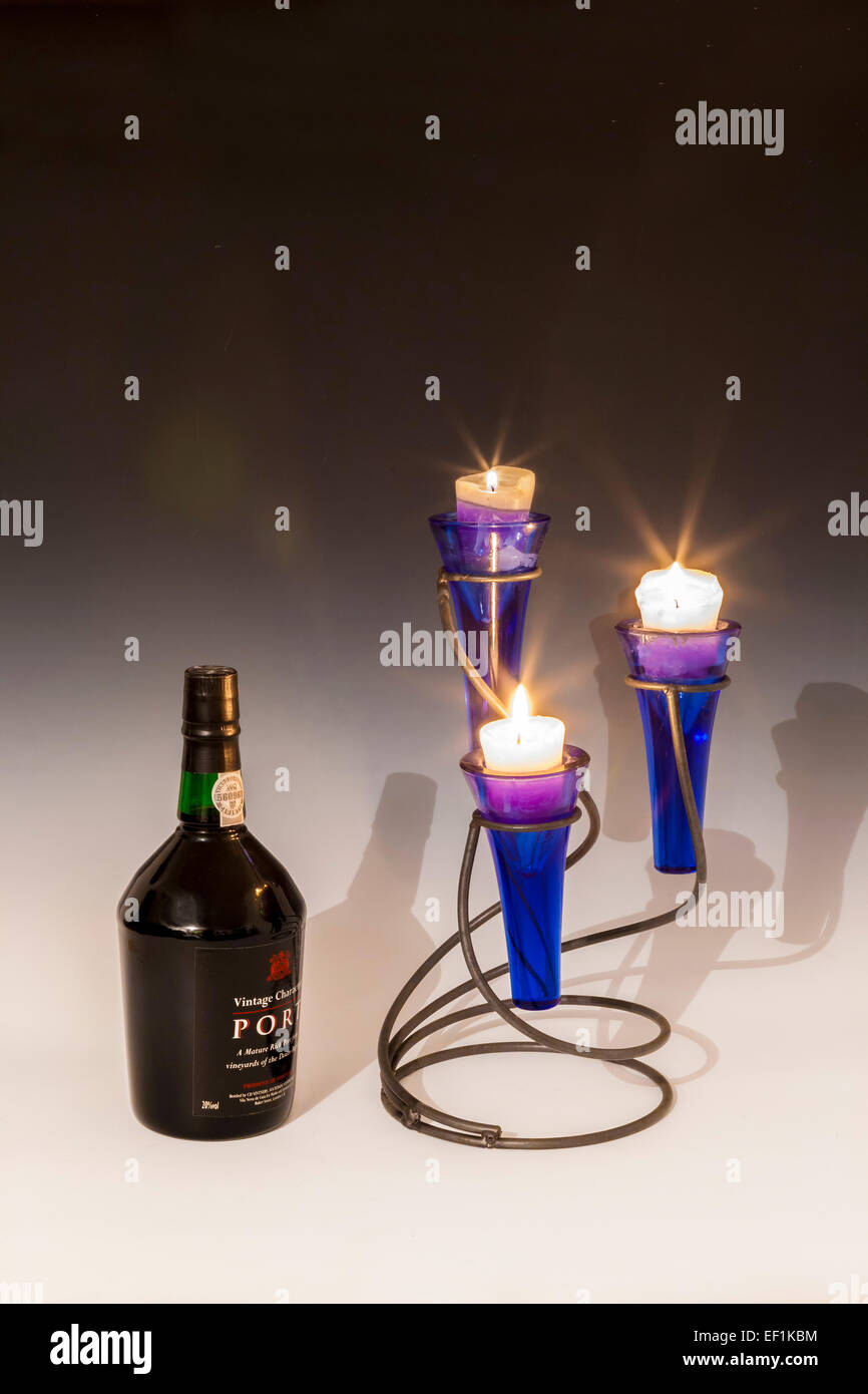 Kerzen und Flaschen Stockfoto