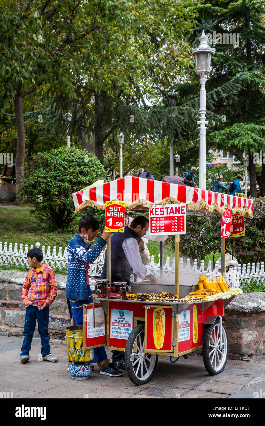 Eine kleine mobile Kiosk mit geröstetem Mais und geröstete Kastanien zum Verkauf auf der Straße in Sultanahmet, Istanbul, Türkei, Eurasien. Stockfoto