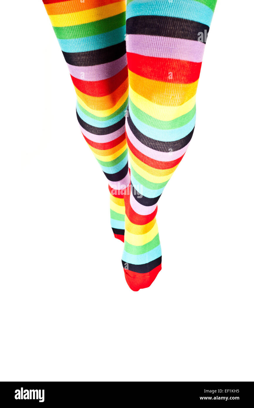 Frau Beine tragen bunte Regenbogen Kniestrümpfe Socken, isoliert  Stockfotografie - Alamy
