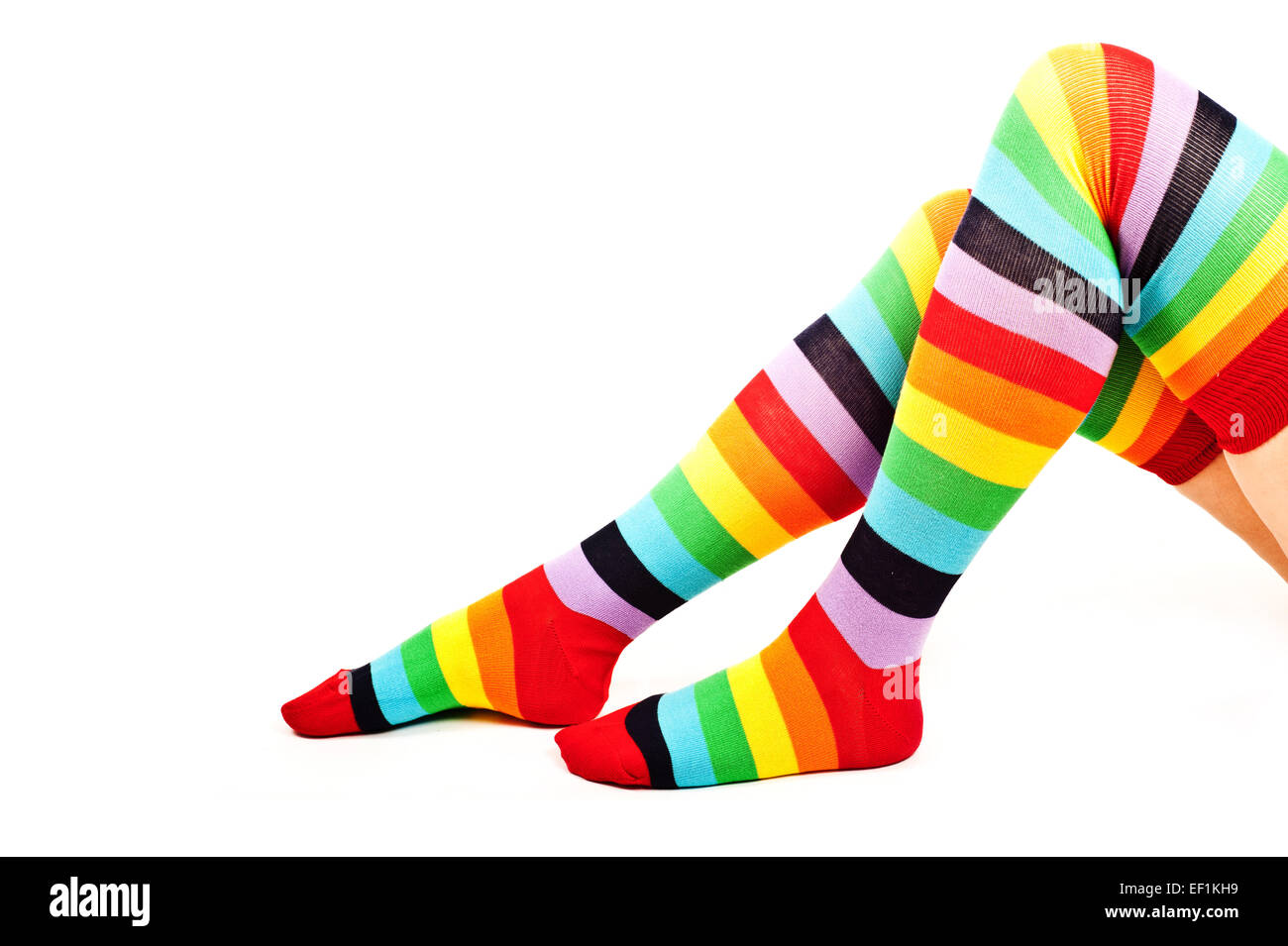 Frau Beine tragen bunte Regenbogen Kniestrümpfe Socken, isoliert Stockfoto