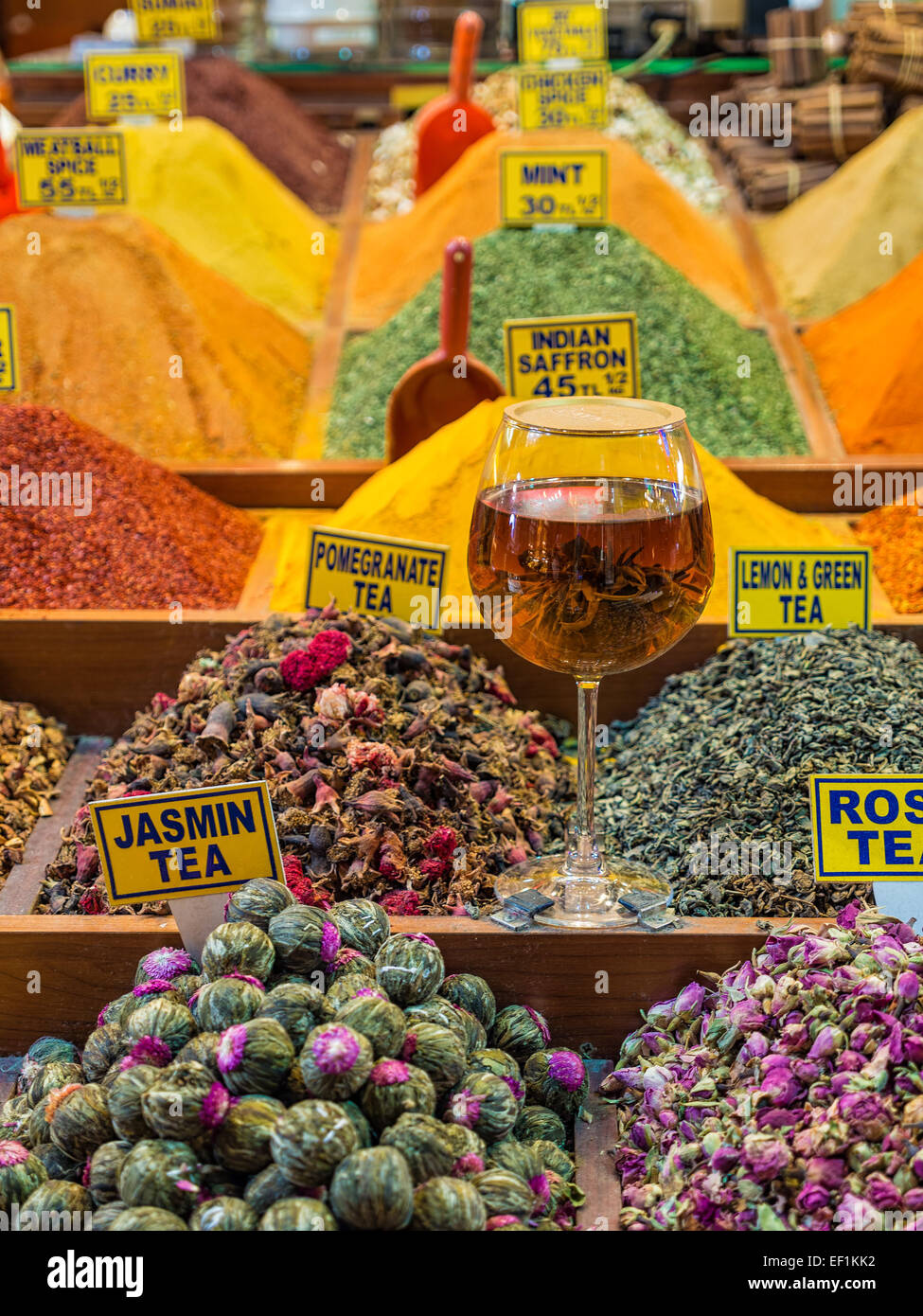 Gewürze auf einem Basar in Istanbul (Türkei) Stockfoto